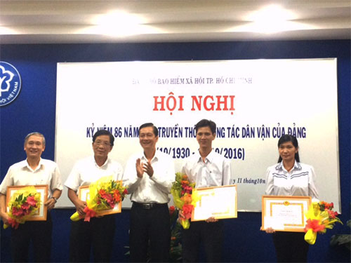 Lãnh đạo Đảng ủy Khối Dân - Chính - Đảng trao bằng khen cho các tập thể, cá nhân dân vận khéo thuộc cơ quan BHXH TP HCM