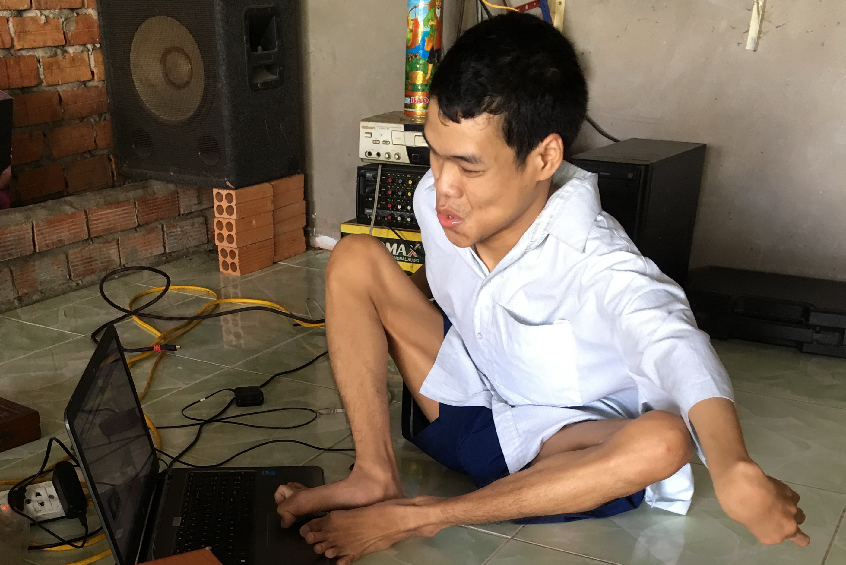 Bi kịch của thi sĩ "ngờ nghệch" làm thơ bằng chân!