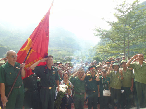 Về đây, đồng đội ơi...