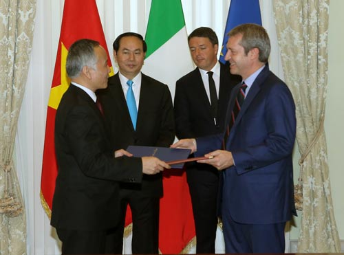 Chủ tịch nước Trần Đại Quang v&agrave; Thủ tướng Matteo Renzi (thứ hai từ phải qua) chứng kiến lễ trao c&aacute;c văn bản hợp t&aacute;c. Ảnh: TTXVN