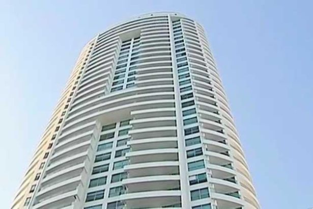 Sống sót kỳ diệu sau khi rơi từ tầng 26 xuống