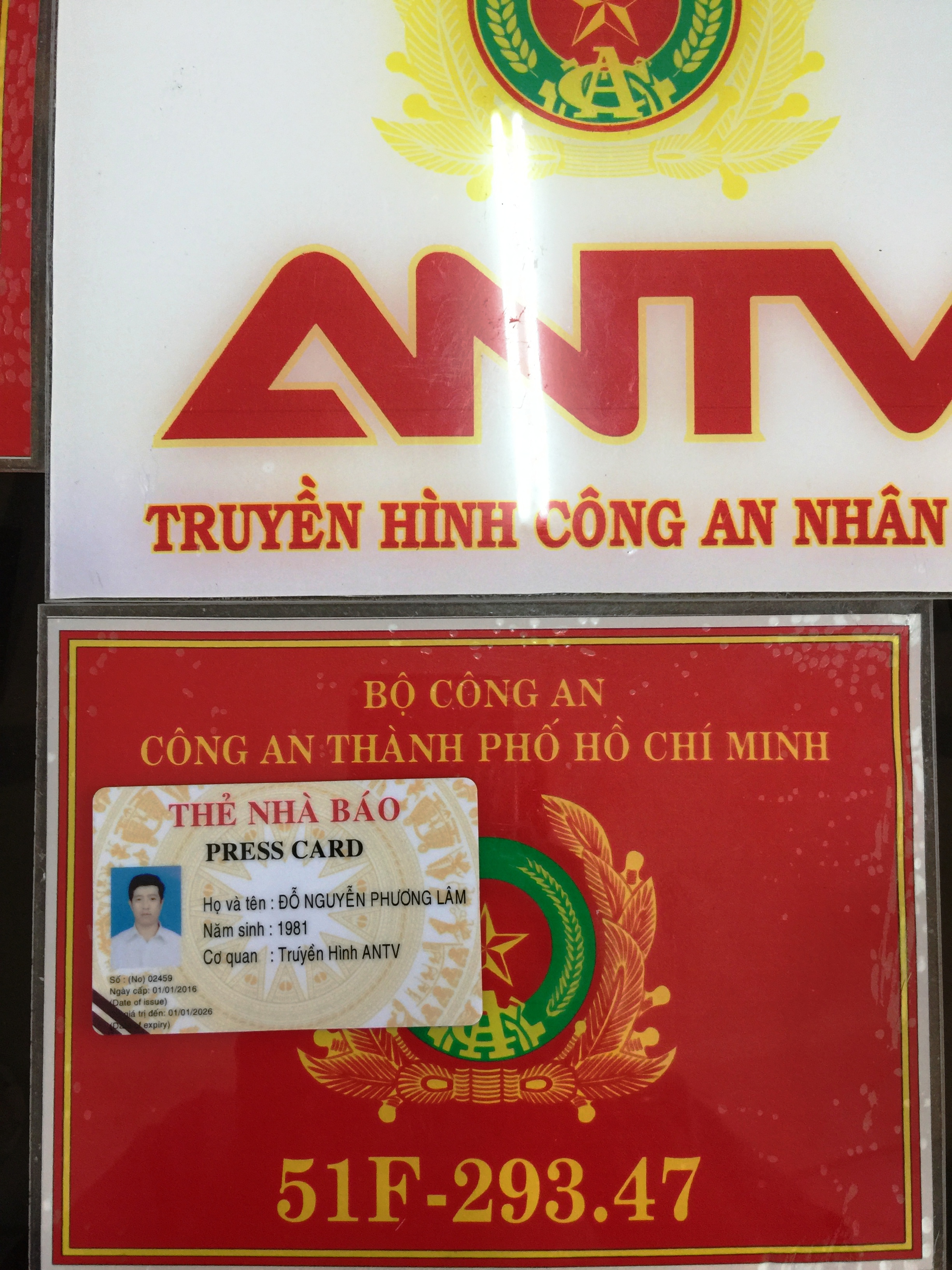 Dùng đèn xe ưu tiên, nhà báo dỏm còn lớn lối với CSGT