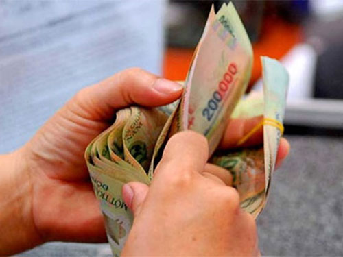 Trả lại tiền cho nhân viên
