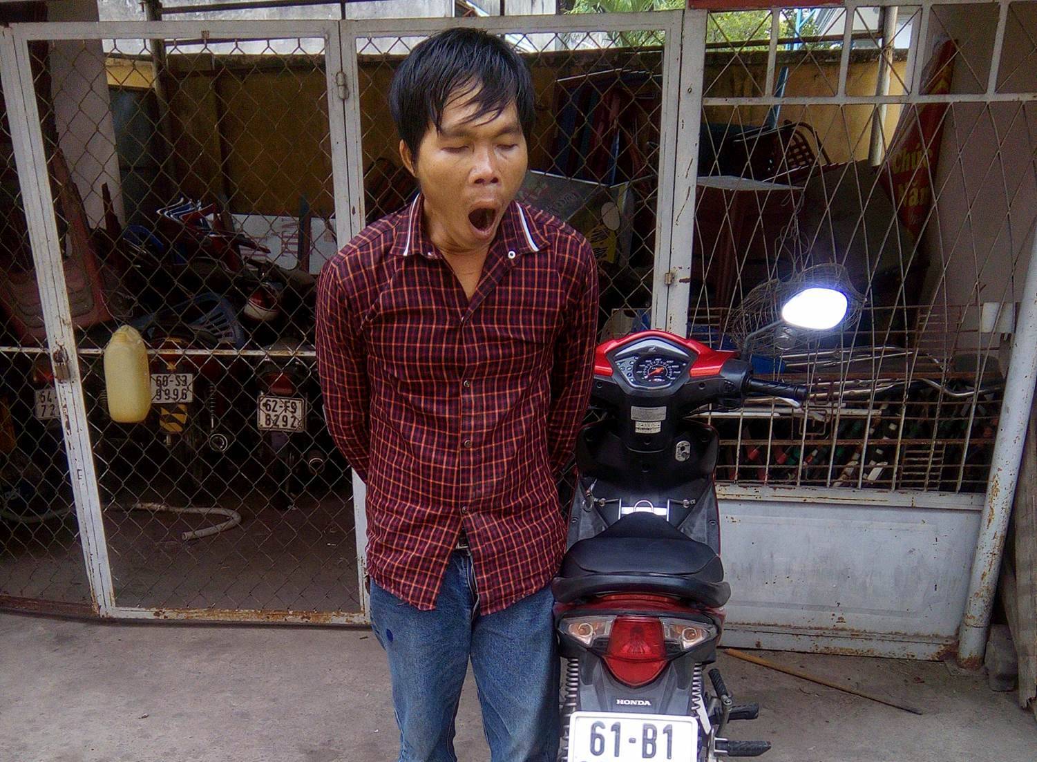 "Hiệp sĩ" cùng dân vây bắt kẻ nghiện trộm xe máy