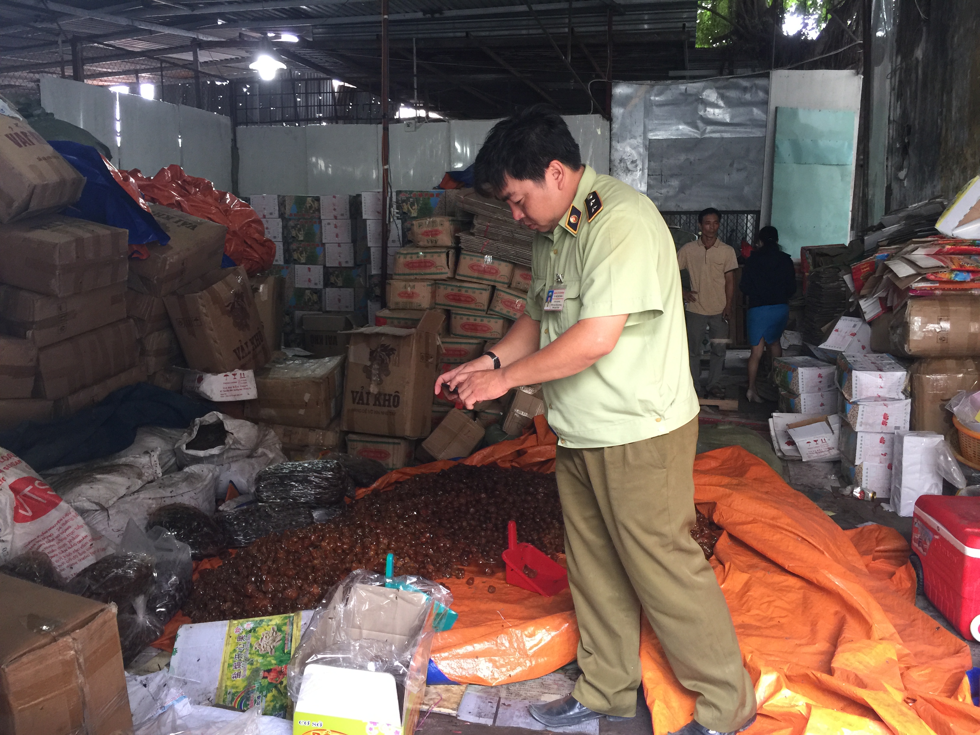 Nơi chứa thực phẩm ở khuôn viên số 127 An Dương Vương rất mất vệ sinh. Ảnh: AN NA