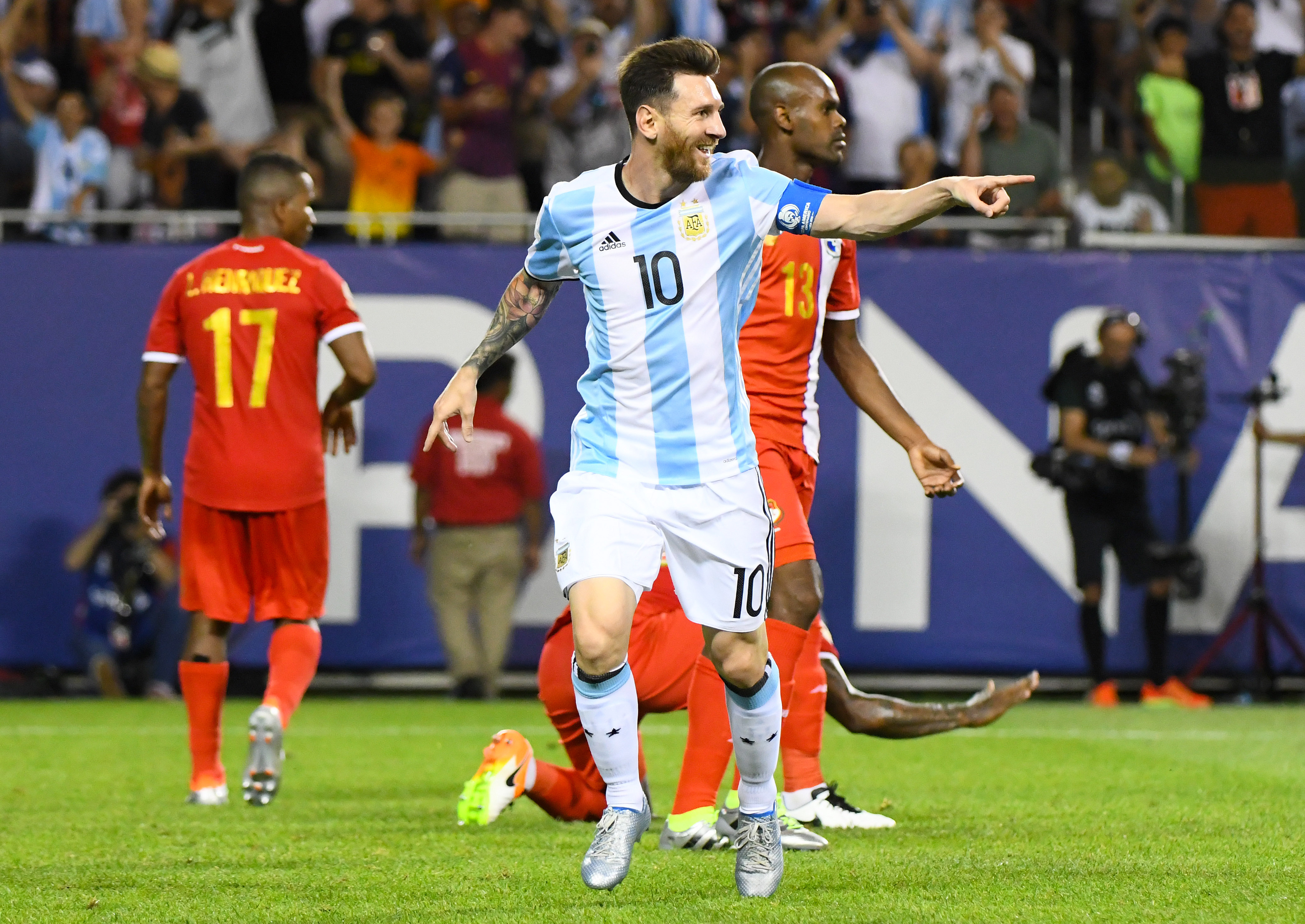 Messi trở lại bằng hat-trick