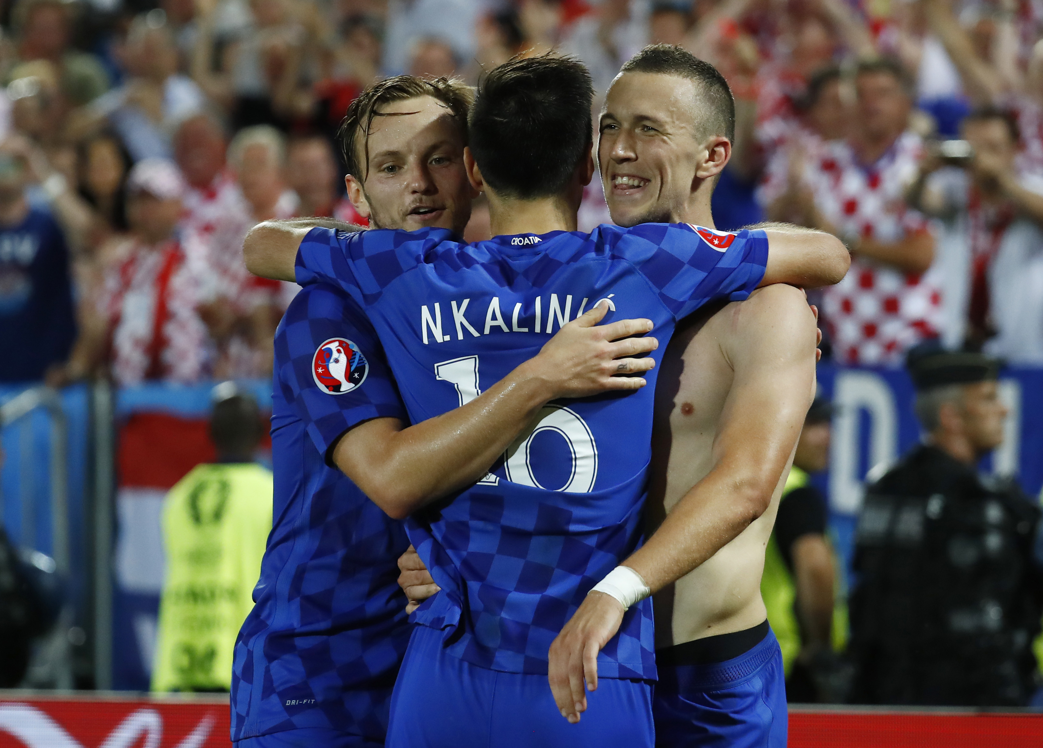 Ronaldo một mình chống Croatia