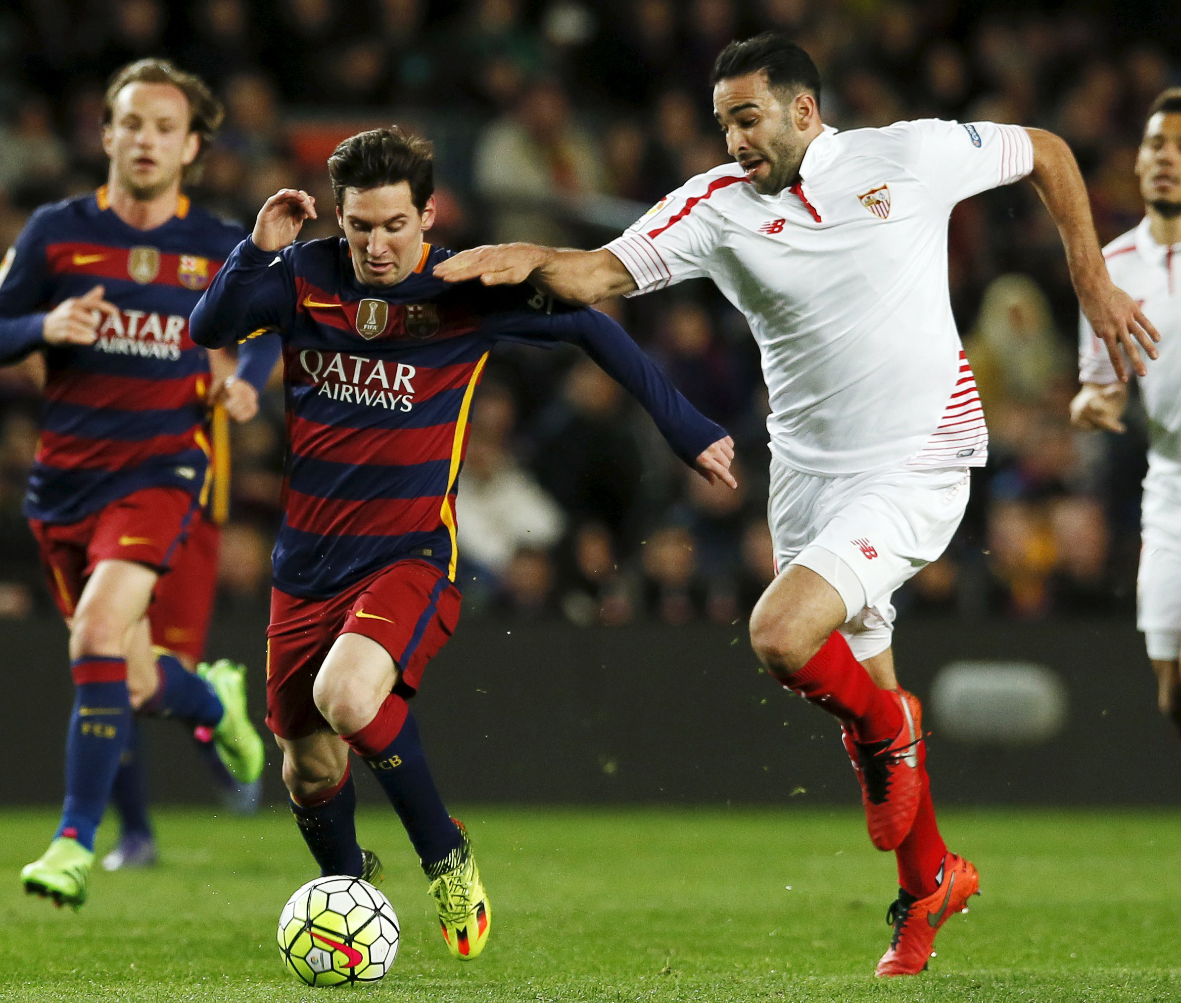 Barcelona và Sevilla tranh nhau cú đúp
