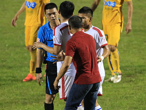 Trọng tài lại gây “bão”