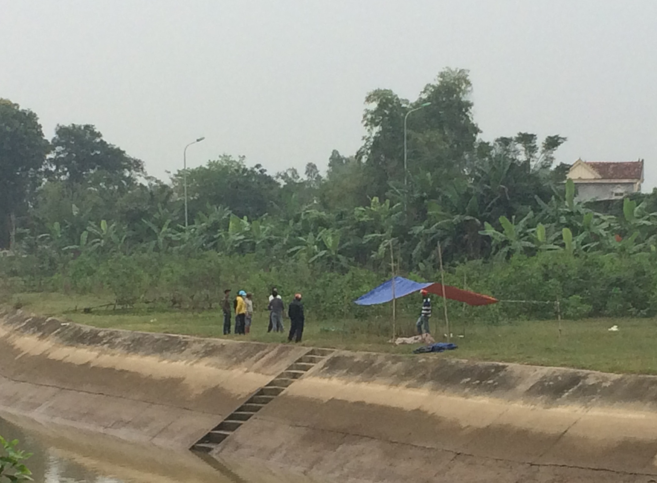 Thi thể nam thanh niên có vết chém trên người trôi sông