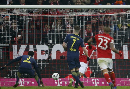Thiago Alcantara (6) mở tỉ số cho đội chủ nhà Bayern
