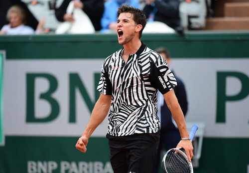 Dominic Thiem lập kỳ tích, Serena toát mồ hôi vào bán kết