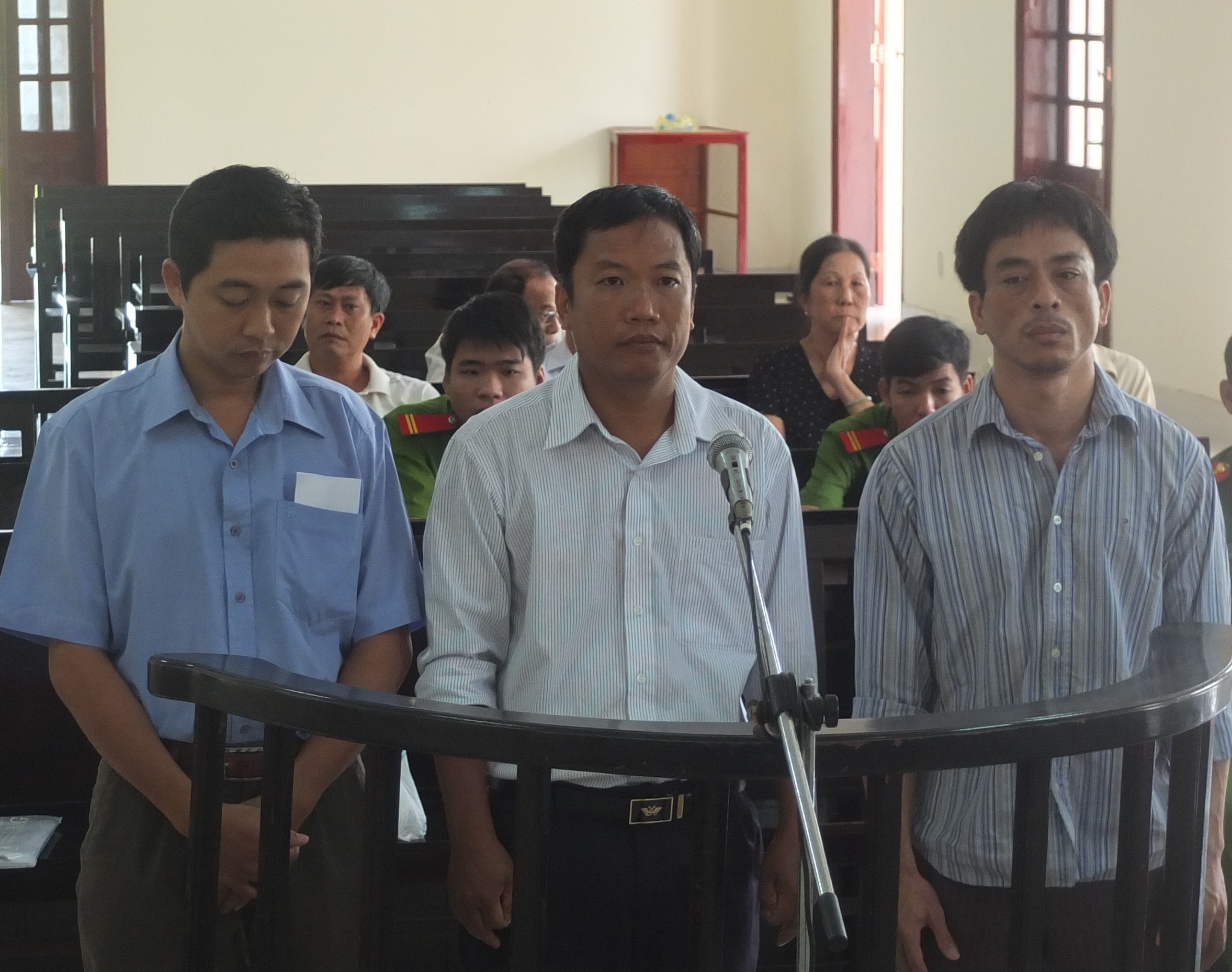 Từ trái sang phải: Thiện, Hoa và Linh
