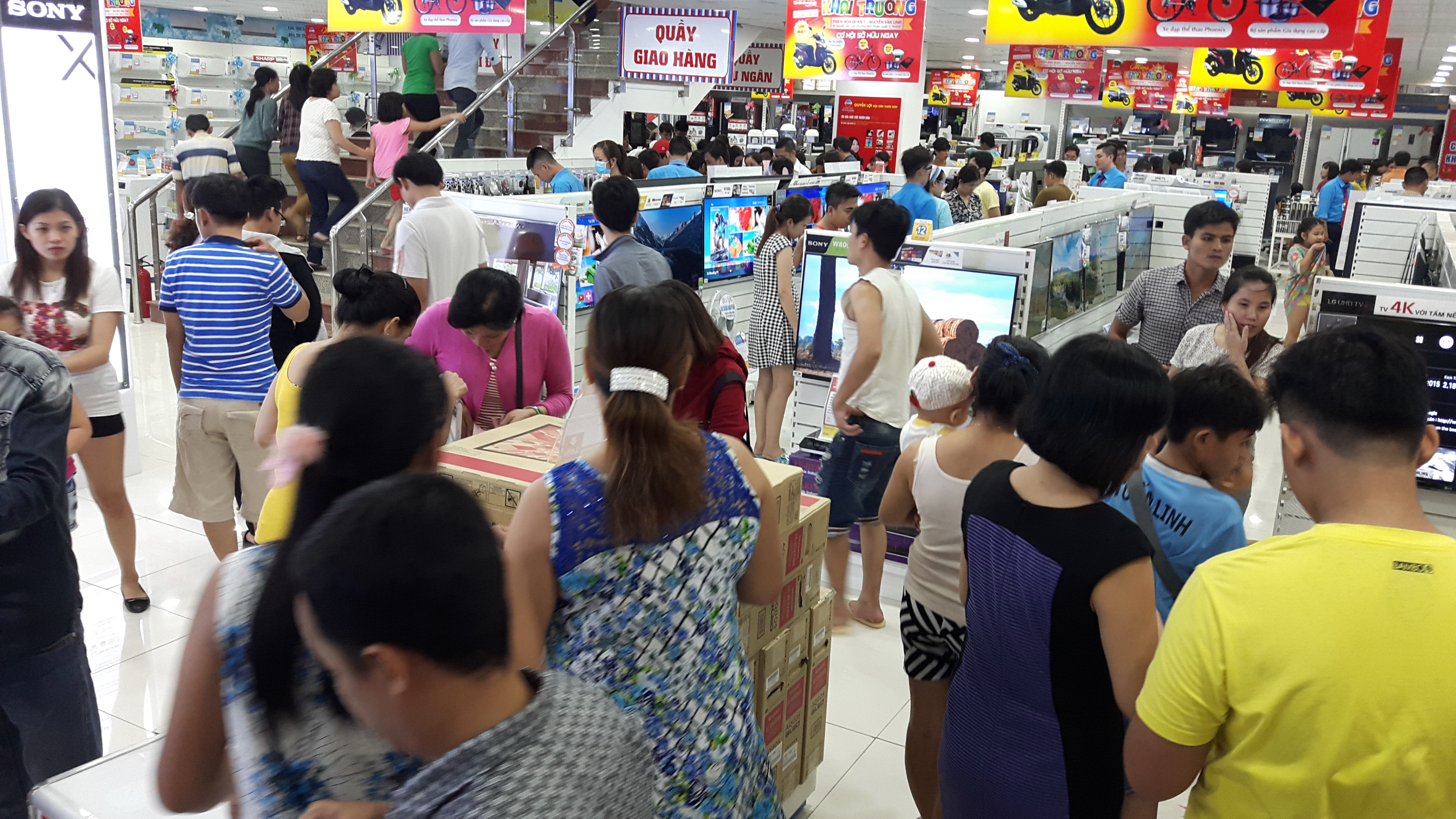 Siêu thị điện máy “bao” tiền taxi cho khách mua hàng