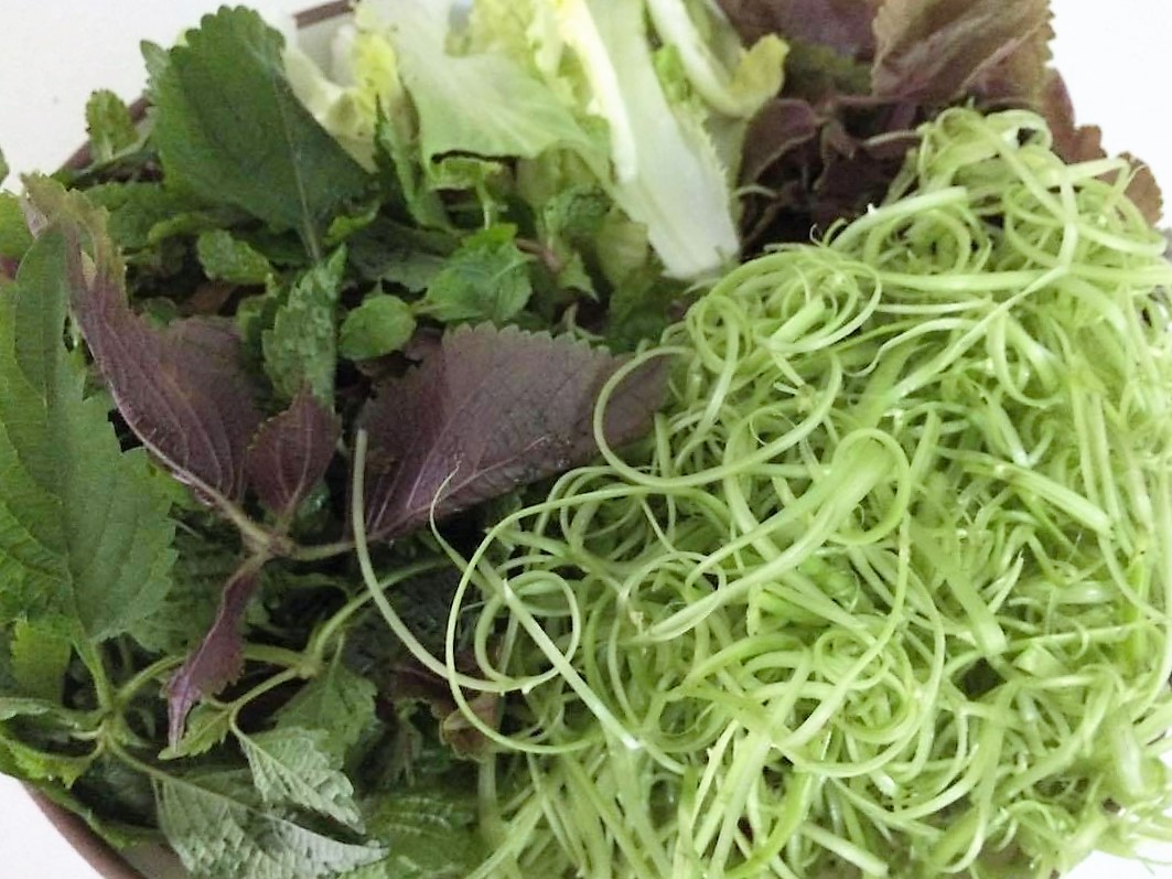 
Rau sống ăn k&egrave;m b&uacute;n chả tươi ngon
