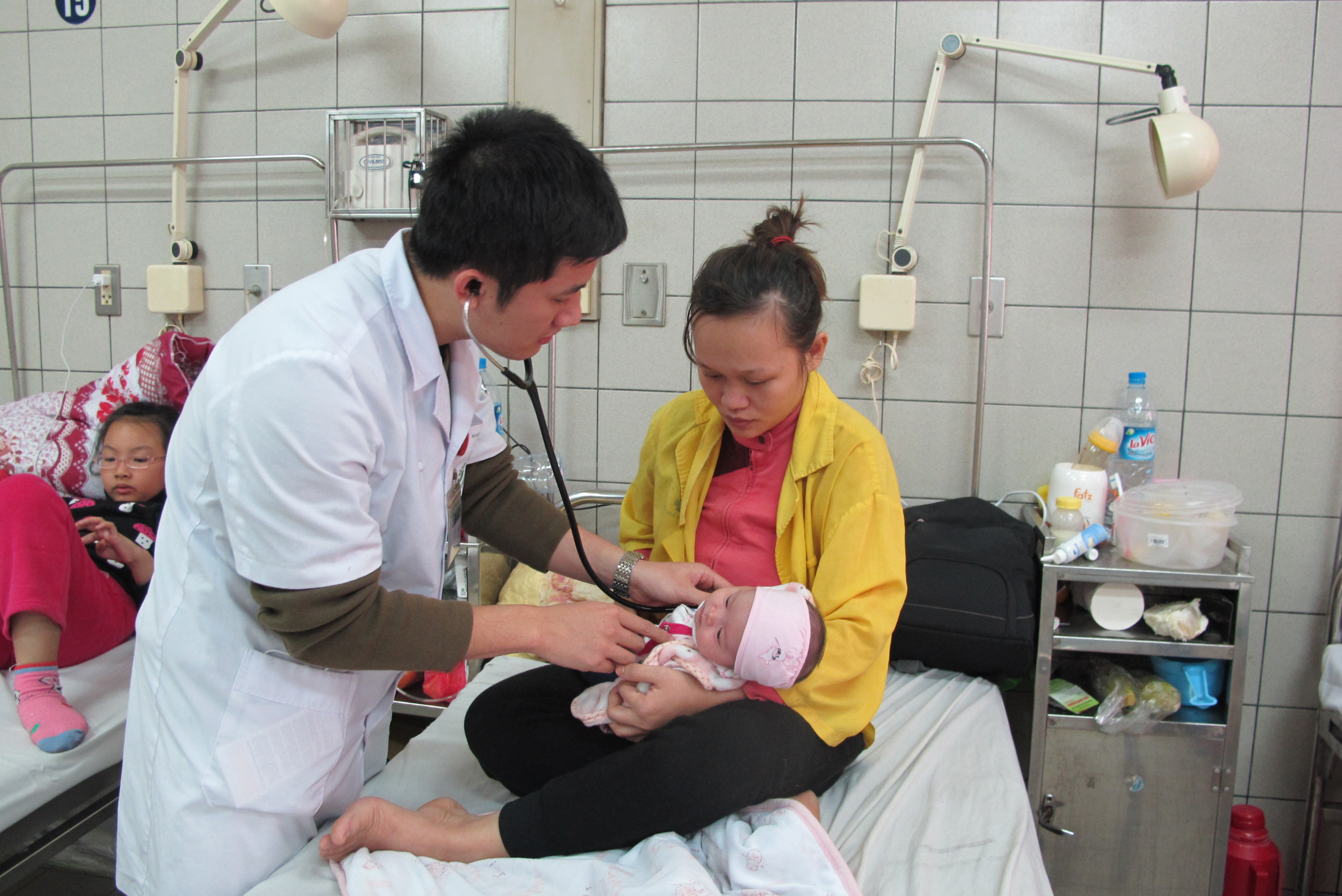 Trẻ ồ ạt nhập viện vì cúm A