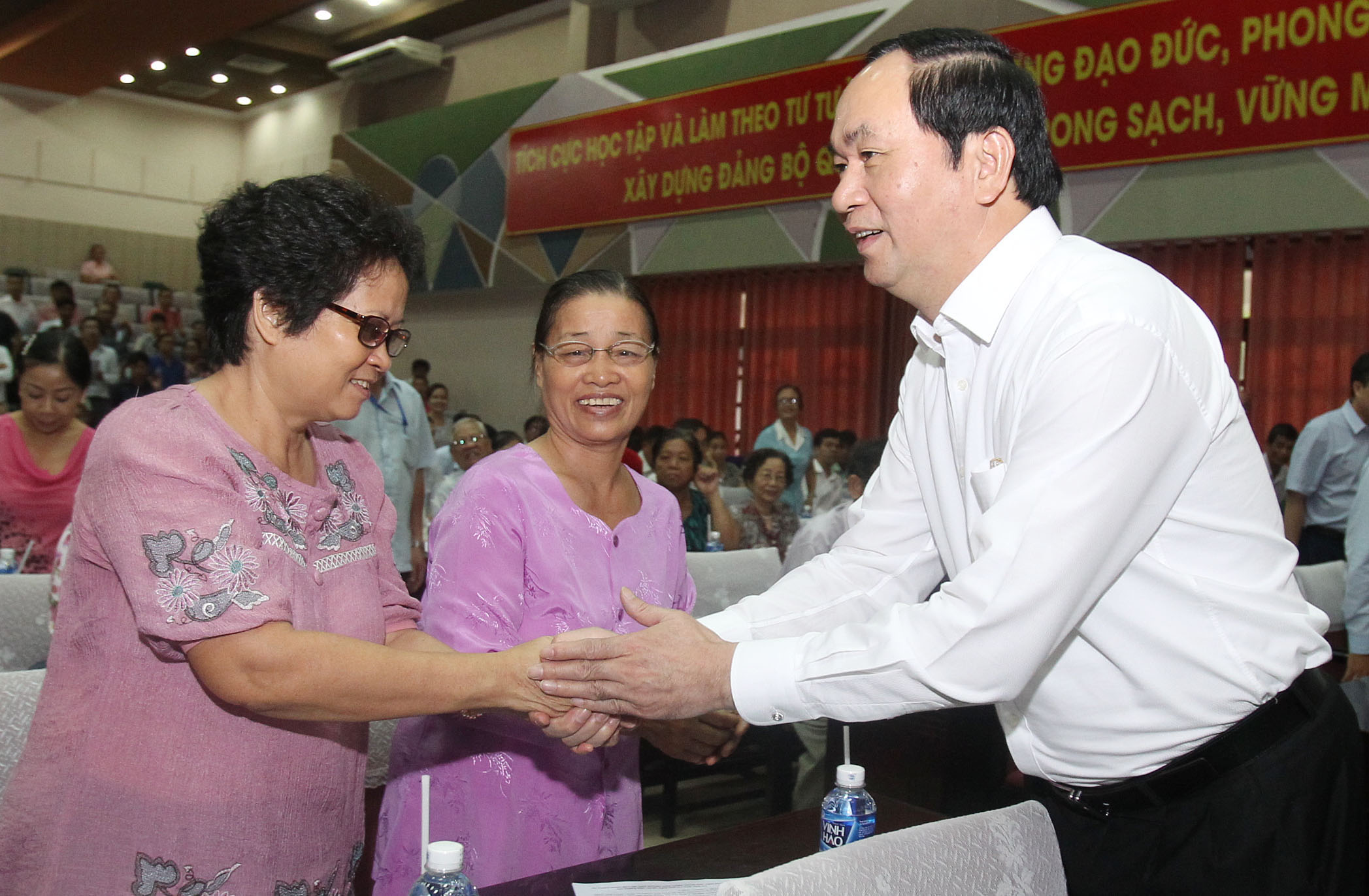 Lắng nghe dân, trị cán bộ nhũng nhiễu