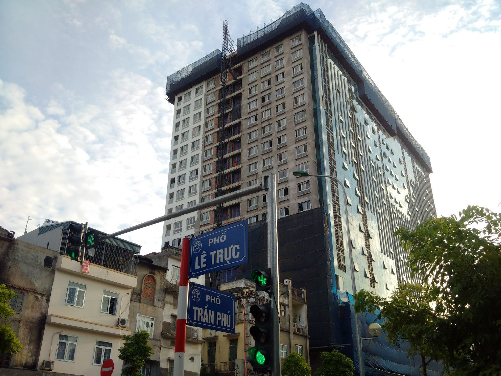 Chủ nhà 8B Lê Trực thách thức dư luận