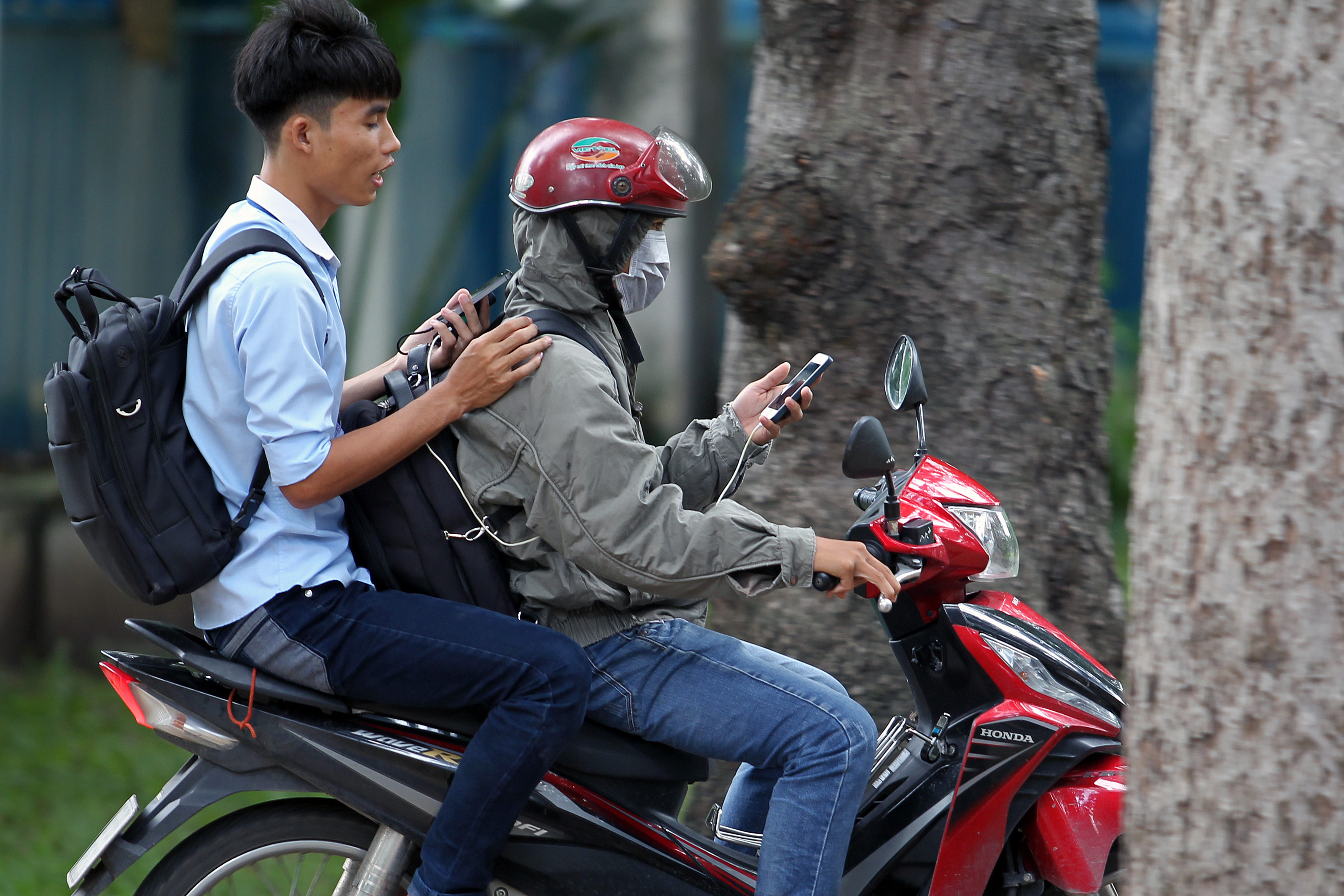 Bắt Pokémon, coi chừng... mất của