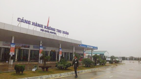 Khách có hơi men đến sân bay muộn, chửi bới nhân viên an ninh