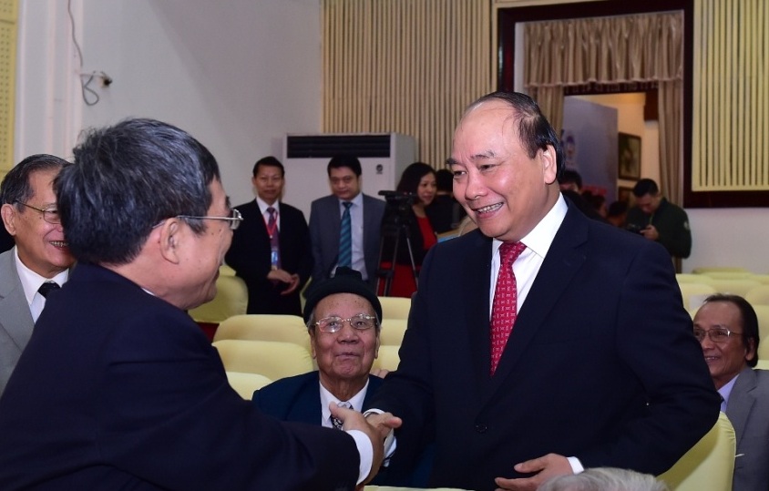 Thủ tướng xúc động gặp thầy, bạn học khi thăm trường cũ