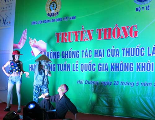 Nam giới Việt bớt hút thuốc lá