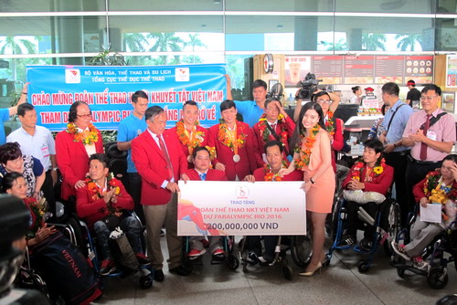 Trưởng đoàn Phạm Văn Tuấn nhận tiền thưởng từ Quỹ Parasports