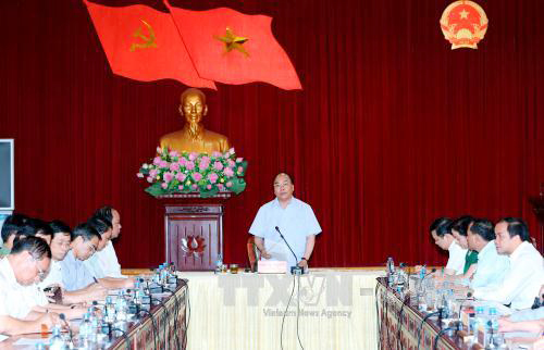 Thủ tướng Nguyễn Xu&acirc;n Ph&uacute;c l&agrave;m việc với Ban thường vụ Tỉnh ủy Y&ecirc;n B&aacute;i