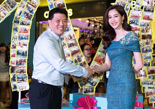 Hoa hậu Đặng Thu Thảo thay mặt Operation Smile nhận chứng nhận tài trợ của SC VivoCity dành cho Operation Smile