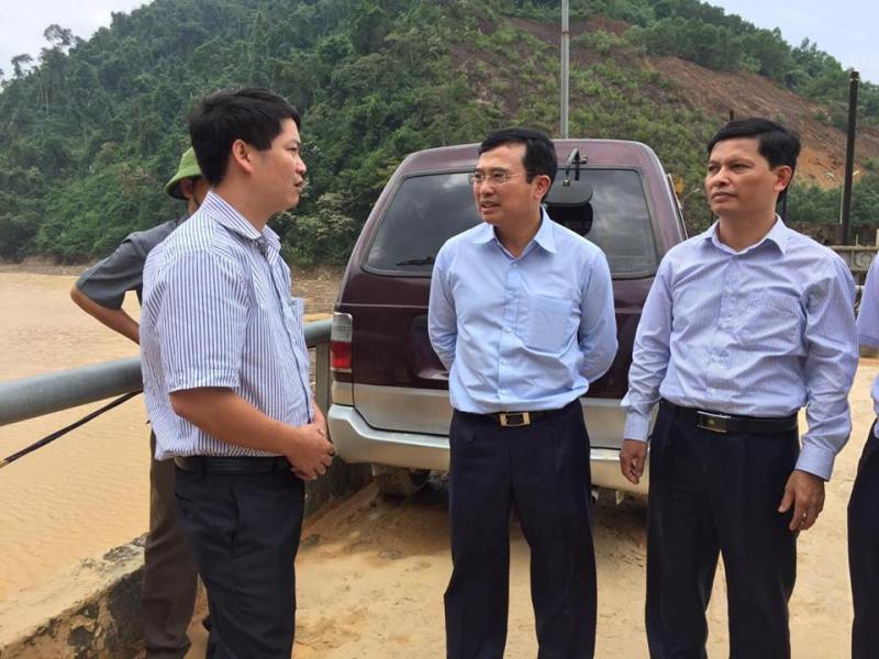 Thứ trưởng Bộ Công thương Hoàng Quốc Vượng (giữa) thị sát Thủy điện Hố Hô trưa ngày 18-10