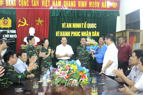 
Thứ trưởng L&ecirc; Qu&yacute; Vương (&aacute;o trắng đứng giữa) c&ugrave;ng l&atilde;nh đạo TP Hải Ph&ograve;ng ch&uacute;c mừng Ban chuy&ecirc;n &aacute;n sau khi bắt được nghi phạm vụ thảm &aacute;n
