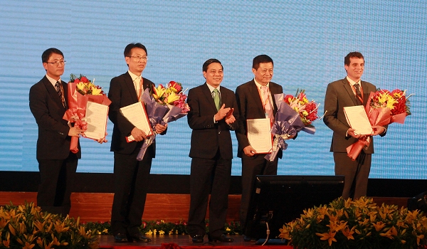 
L&atilde;nh đạo Hải Ph&ograve;ng trao giấy ph&eacute;p cho c&aacute;c nh&agrave; đầu tư
