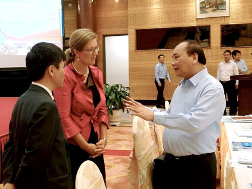 Thủ tướng Nguyễn Xuân Phúc trao đổi với đại biểu quốc tế dự hội nghị
