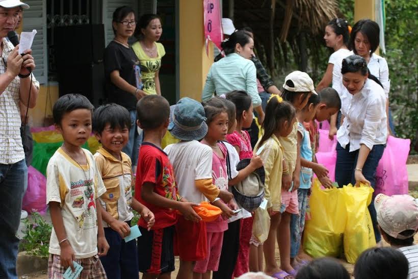 Tặng thư viện cho trẻ em vùng sâu