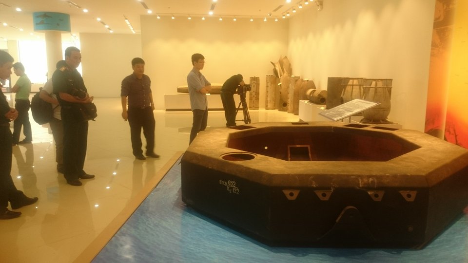 Thuỷ lôi bát giác (mìn trôi 8 cạnh) được Mỹ thiết kế riêng để đánh cầu Hàm Rồng. Đây là loại vũ khí hiện đại cực kỳ tối tân của Mỹ lúc bấy giờ. Công dụng: phá huỷ các mục tiêu cầu cống đê đập và các mục tiêu dưới nước. Cấu tạo thuỷ lôi bát giác gồm 3 thành phần chính là: Thân (vỏ), thuốc nổ và ngòi nổ. Mìn có 8 cạnh, chiều dài là 260 cm; chiều cao 77 cm; khối lượng mìn 2.000 kg; thuốc nổ C4 khối lượng 180 đến 240 kg có 3 ngòi nổ: Song radar cực ngắn, quang học, hẹn giờ.Mìn do máy bay C-130 thả nổi trên mặt nước, sau đó trôi theo tốc độ nước chảy tới mục tiêu. Vào tháng 5-1966, lần đầu tiên không quân Mỹ thả mìn trôi ở cầu hàm Rồng (tỉnh Thanh Hoá) với ý định tính toán khi mìn trôi tới gầm cầu, do thay đổi độ sáng tối sẽ làm mìn nổ, nếu không nổ thì sẽ có cơ cấu điều khiển định giờ để mìn nổ.Quản mìn trưng bày được bộ đội công binh phát hiện và xử lý năm 1966 tại sông Mã (tỉnh Thanh Hoá), cách cầu Hàm Rồng 800 m