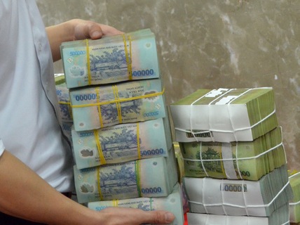 Vì sao Ngân hàng Việt Á không trả 170 tỉ đồng tiết kiệm cho khách hàng?