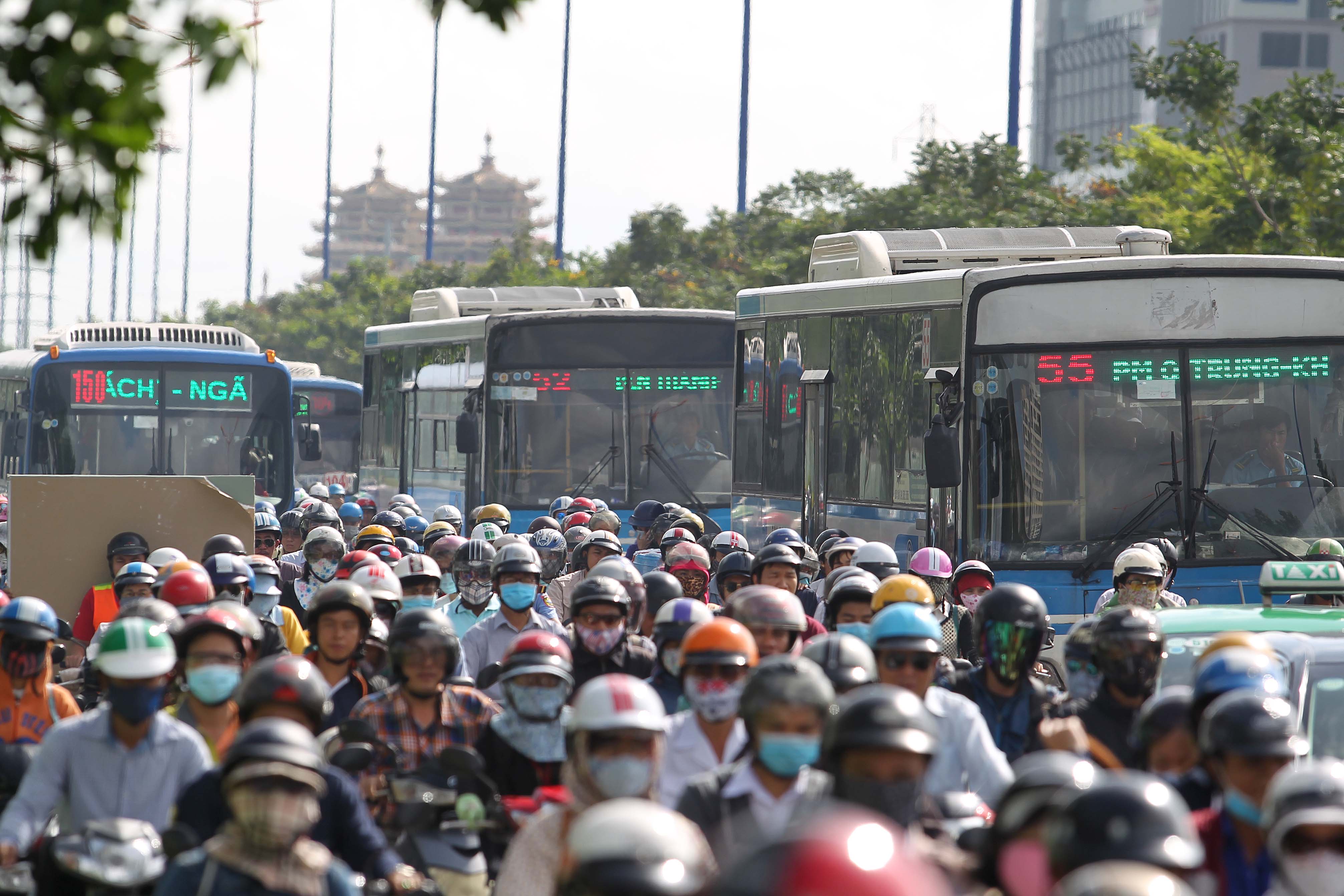 Dòng xe bus kẹt cứng trên xa lộ