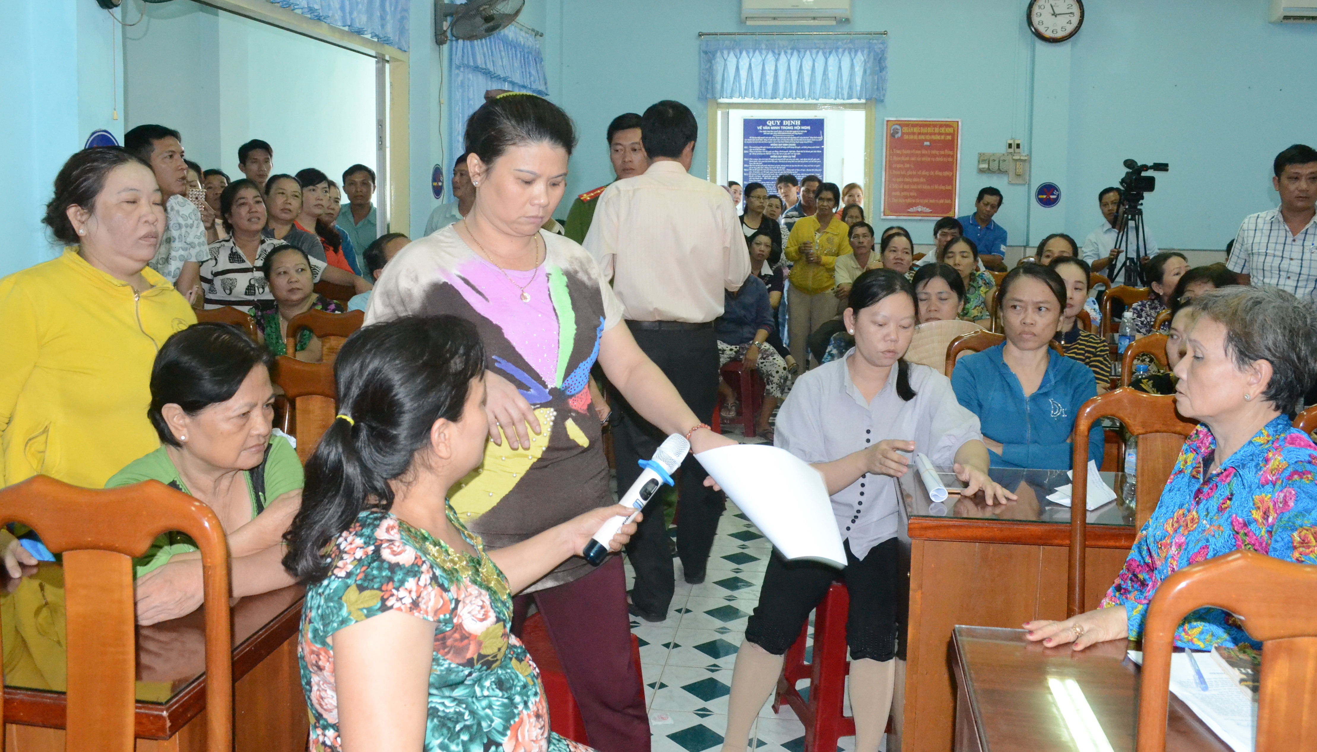 Hàng trăm tiểu thương đã phản đối quyết liệt về thông báo di dời tại cuộc họp.