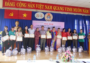 Tuyên dương 52 gia đình CNVC-LĐ tiêu biểu