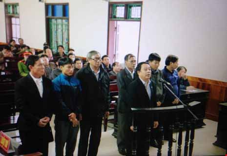 “Ăn” tiền đền bù, 7 bị cáo lãnh án