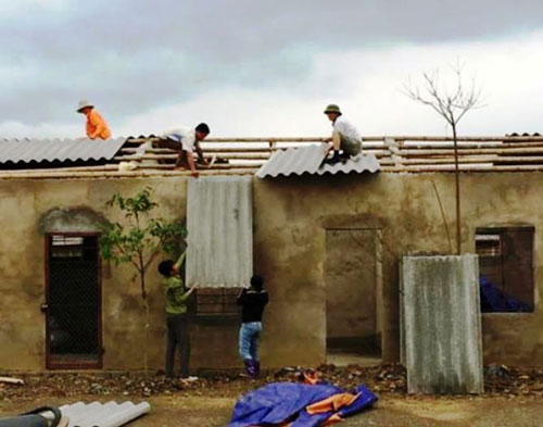 Gần 400 căn nhà tốc mái do lốc xoáy