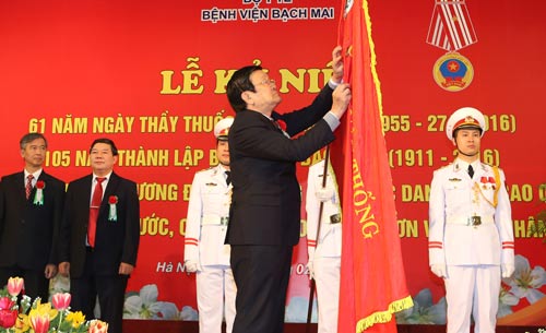 Bệnh viện Bạch Mai đón nhận Huân chương Độc lập hạng ba