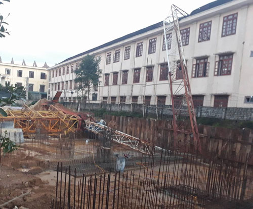 Sập cần cẩu, 1 học sinh bị đè chết
