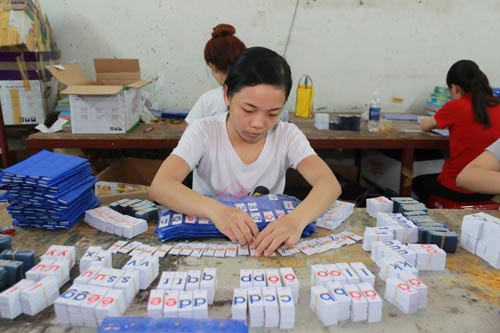 Công nhân Công ty CP Thiết bị Giáo dục Minh Đức luôn được bảo đảm quyền lợi BHXH Ảnh: KHÁNH AN