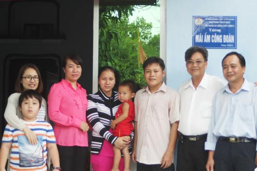 Trao mái ấm cho đoàn viên khó khăn
