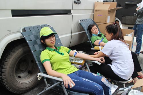 C&ocirc;ng nh&acirc;n C&ocirc;ng ty CP Kềm Nghĩa tham gia hiến m&aacute;u
