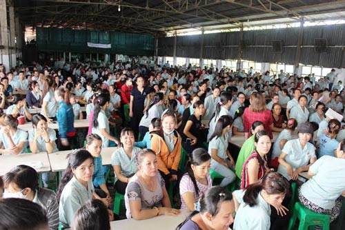 Công nhân bức xúc vì bị thu thẻ BHYT