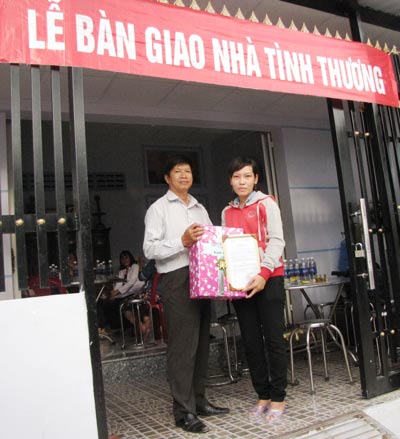 Tặng “Mái ấm Công đoàn” cho công nhân nghèo