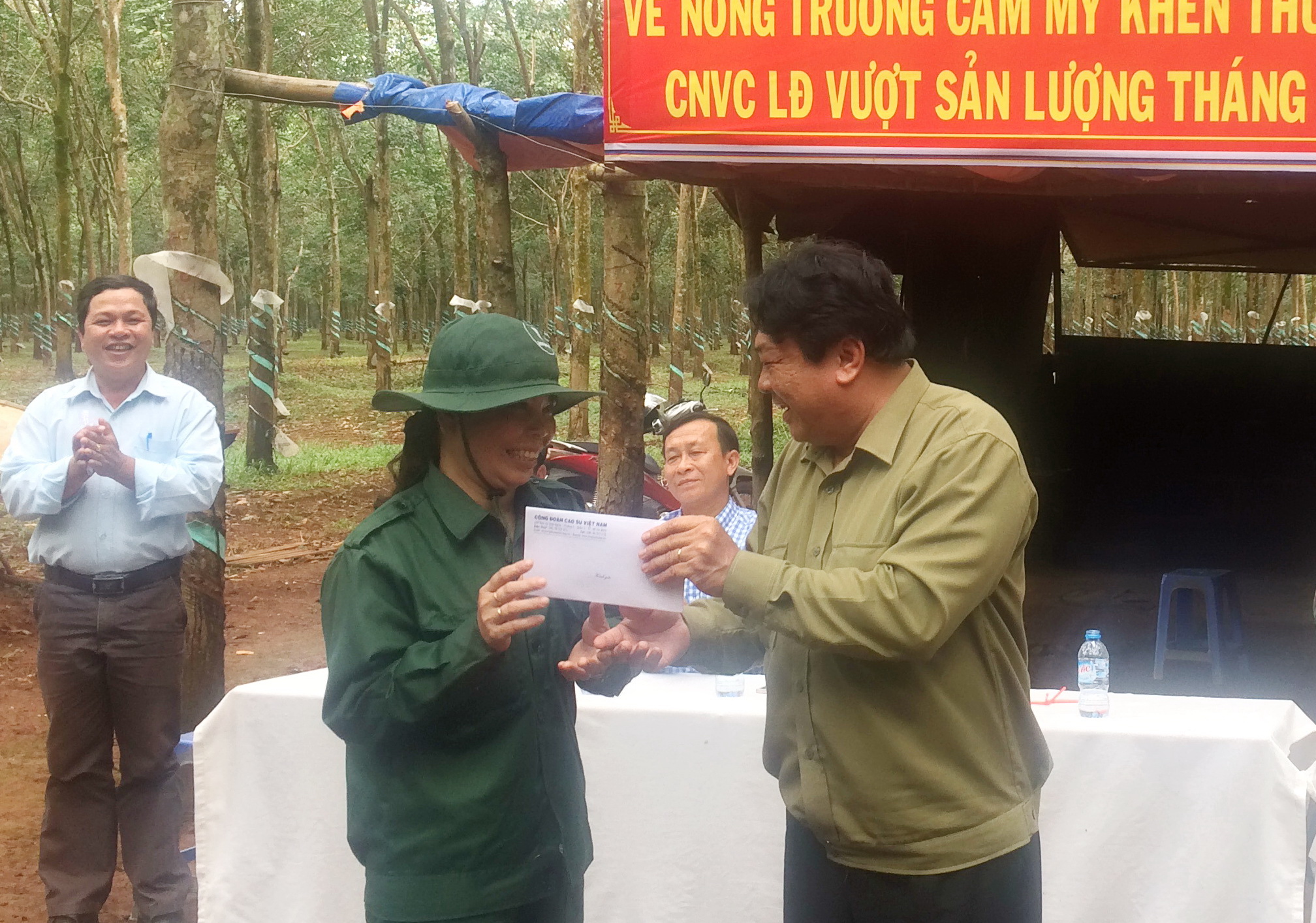 Thưởng 3 tháng lương cho công nhân đạt năng suất cao