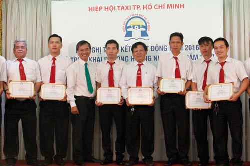 C&aacute;c t&agrave;i xế ti&ecirc;u biểu được tuy&ecirc;n dương s&aacute;ng 27-12